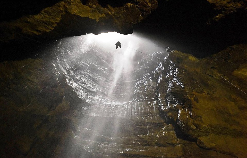 Многие спелеологи описывают спуск в пещеру, как путешествие к самому центру Земли.