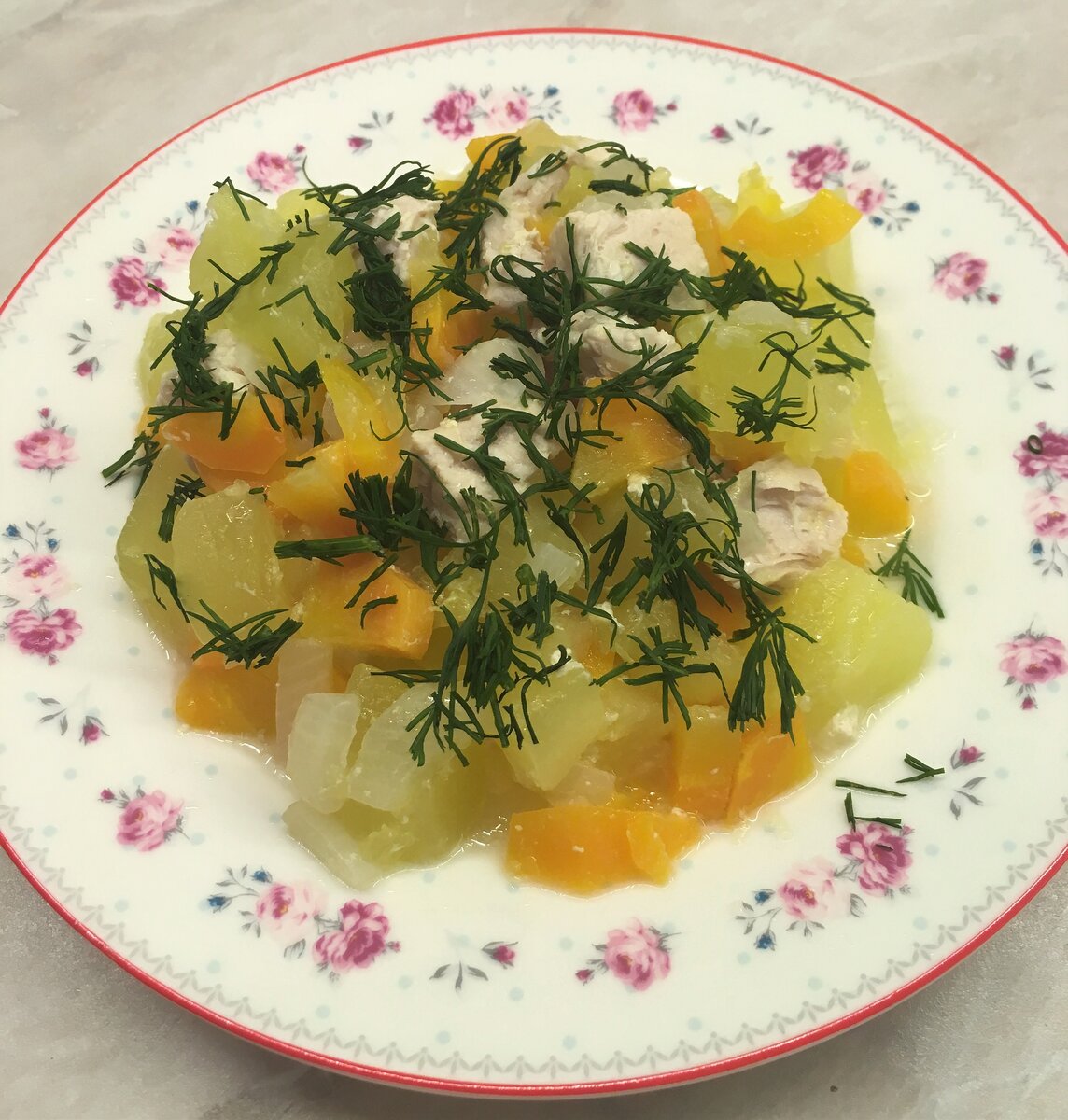 Низкокалорийное и очень вкусное блюдо из овощей, а еще полезное! Придется по вкусу не только взрослым, но и детям. Тушеные овощи в мультиварке готовятся без масла и в собственном соку. Максимум пользы и минимум времени на готовку.