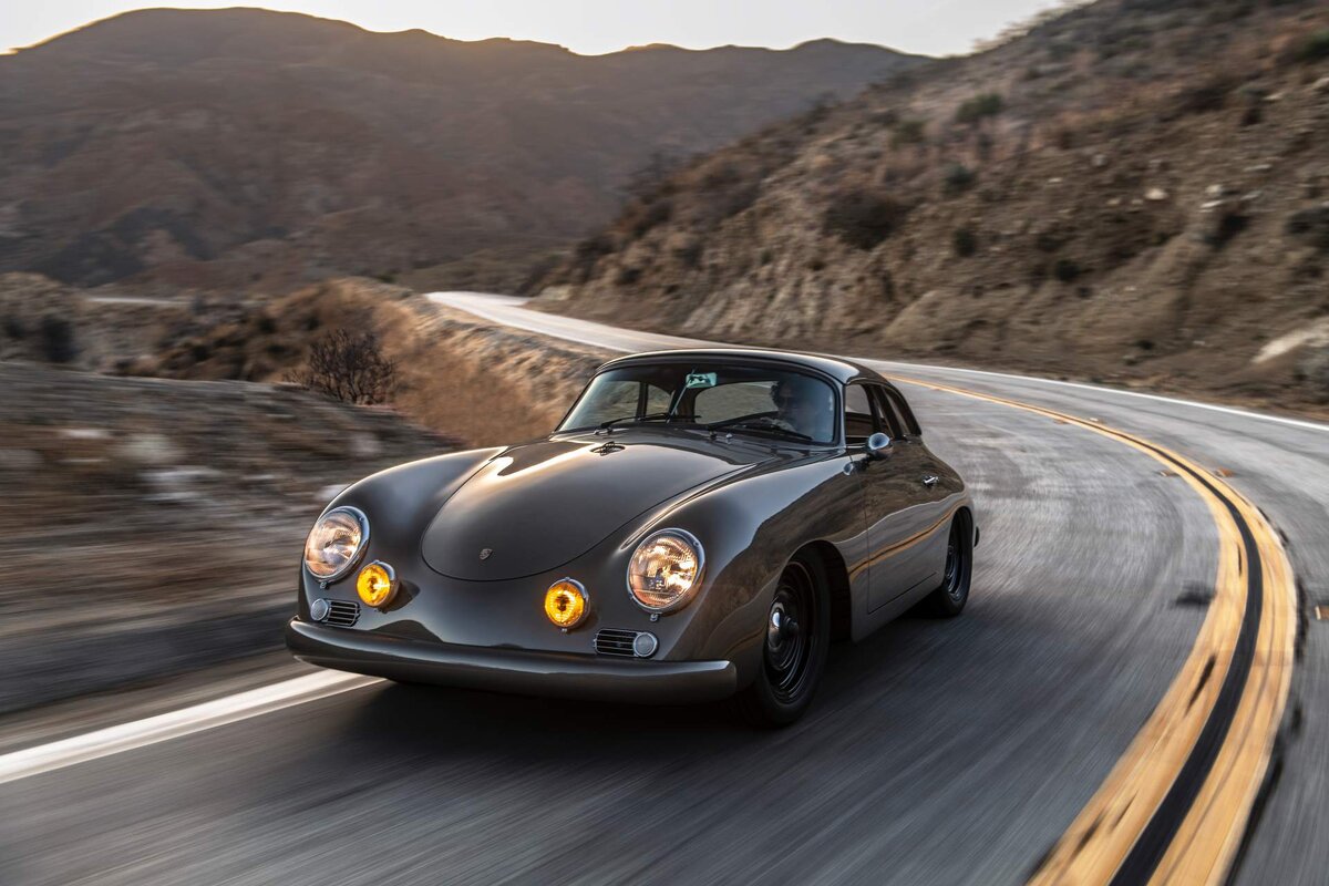 Несмотря на преклонный возраст, Porsche 356 и сейчас выглядит стильно. Умели же тогда художники создавать истинные шедевры автомобильного дизайна!