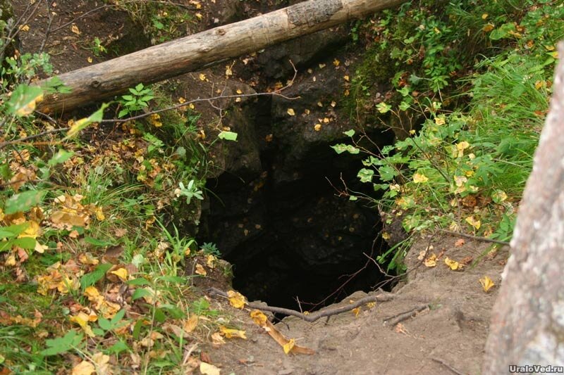 Аверкина яма - это, пожалуй, самая загадочная пещера на реке Ай, которая течет в Челябинской области. С этой пещерой связаны многочисленные легенды.