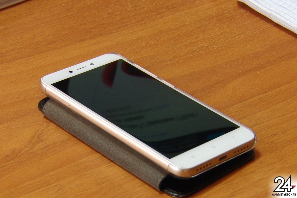 Статусные вещи всё равно не делают вас своим в привилегированной группе, если вы покупаете их в кредит.