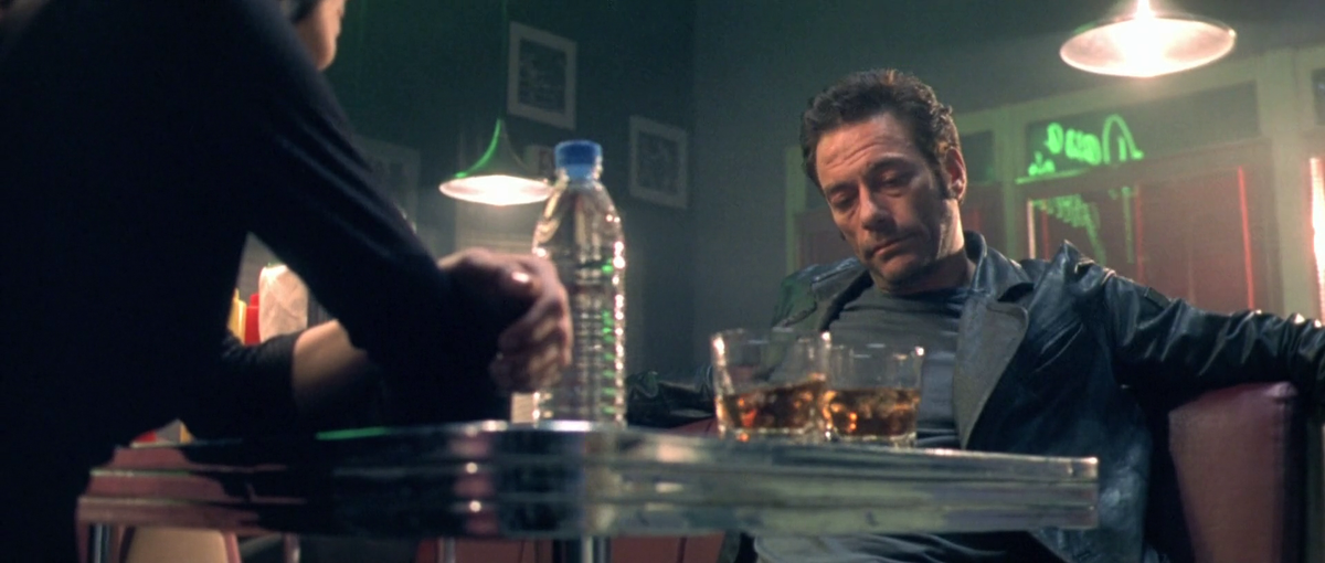 Думаете, ага, вот сейчас он буханёт и пойдет бить морды направо и налево, как встарь? Ничего подобного! Новый Ван Дамм 2.0 просто буханёт, потом ширнется, погрустит... и всё. 