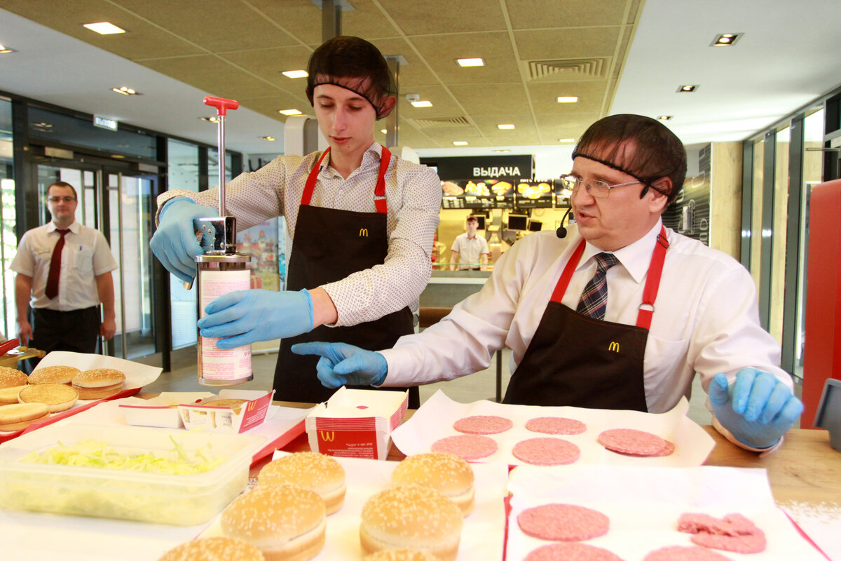 Новая форма макдональдс 2022. Макдоналдс сотрудники. Макдональдс работает. Макдональдс работает. Макдоналдс сотрудники.