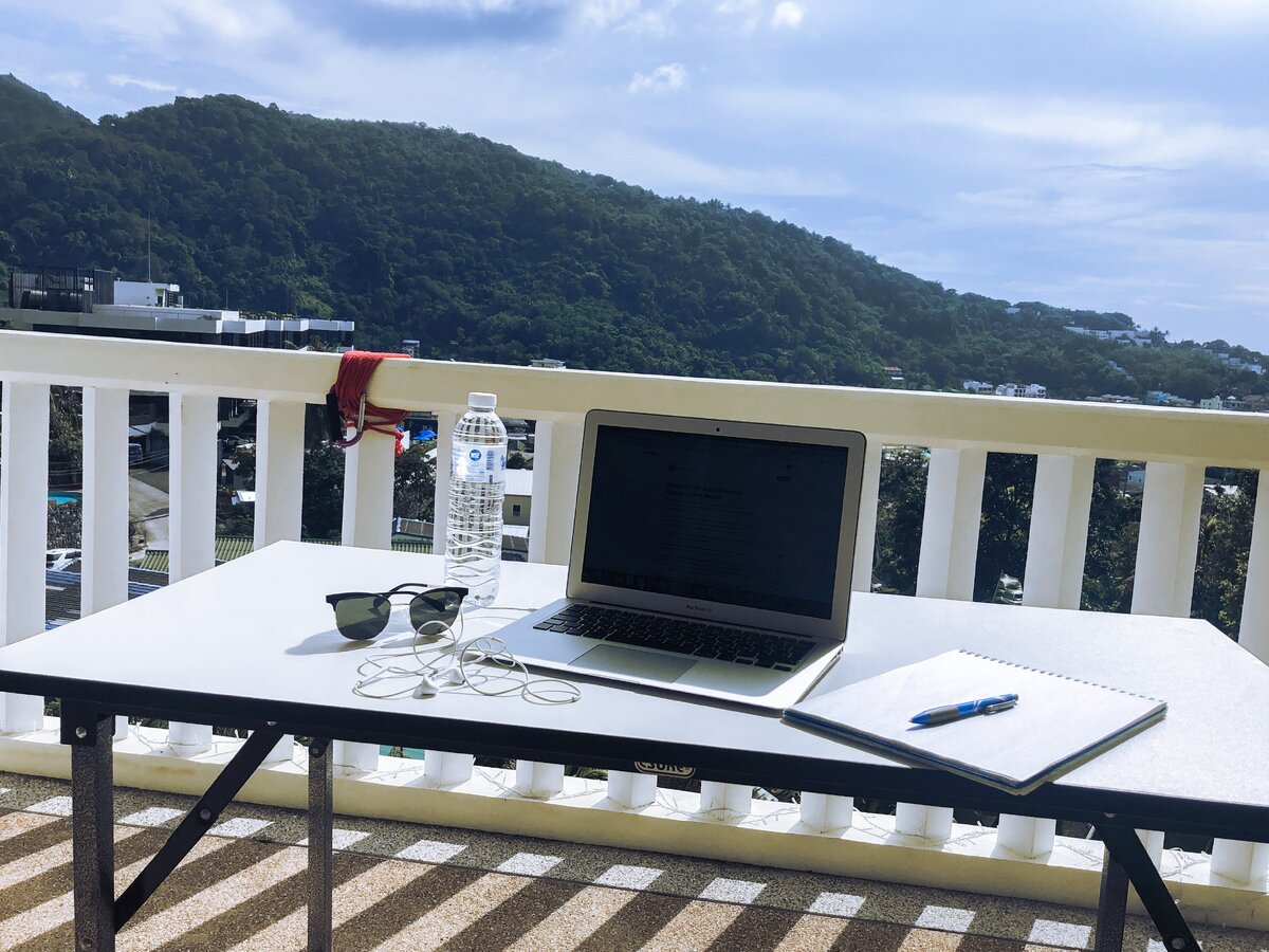 Это мой стол. Когда слепит солнце — надеваю очки