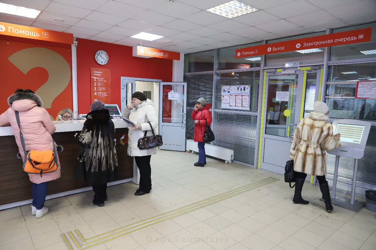 главный вход, ресепшн, терминал  записи в электронную очередь, 