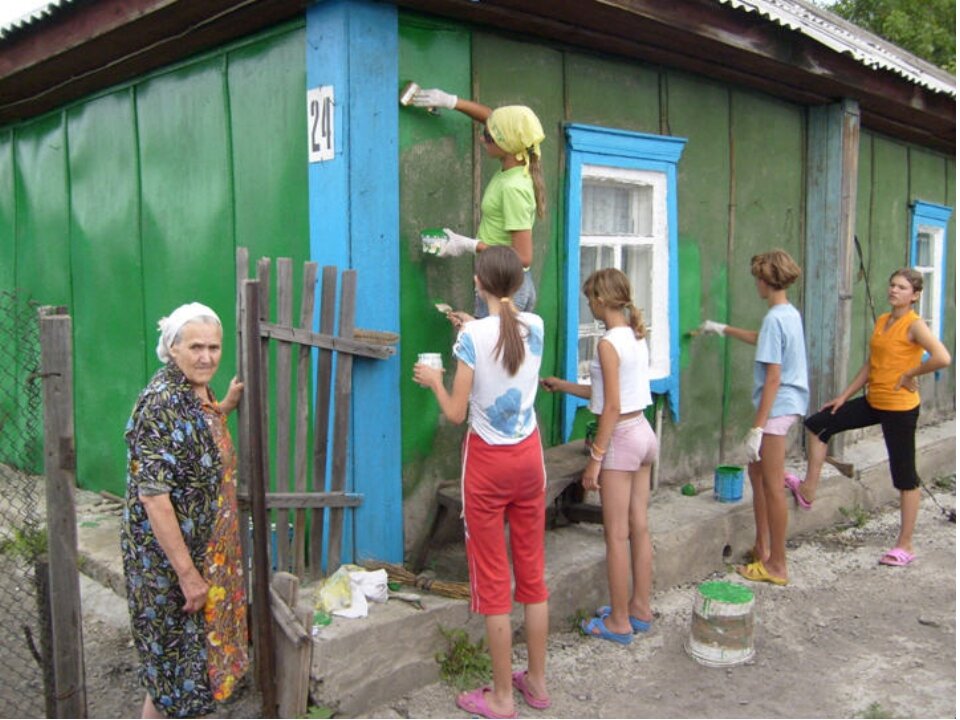 Ералаш тимуровцы. Дети помогают пожилым людям. Волонтеры в деревне. Школьники помогают пожилым. Дошкольники помогают пожилым людям.
