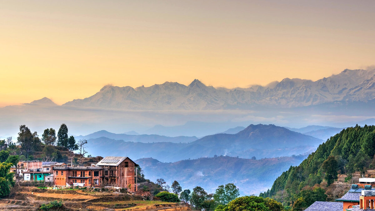                                                    Закат над деревней Бандипур в Непале         