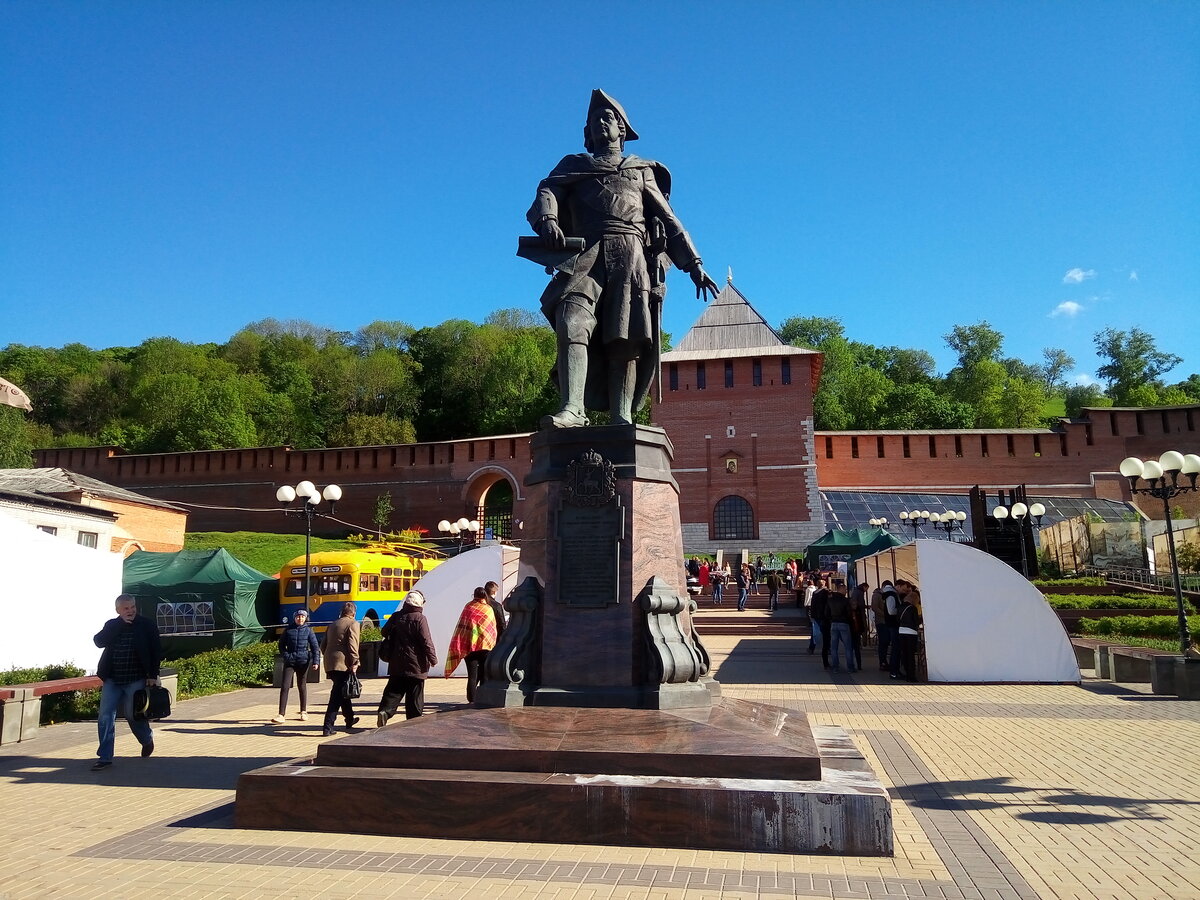 Первый нижний. Памятник Петру в Нижнем Новгороде. Памятник Петру 1 в Нижнем. Петр первый памятник в Нижнем Новгороде. Монумент в Нижнем Новгороде Петру 1.