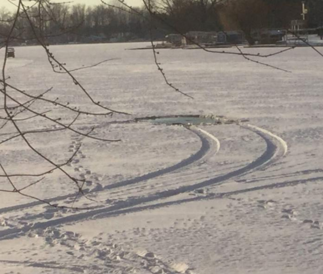 Кто-то очень удачно съездил на рыбалку и заодно искупался в проруби.