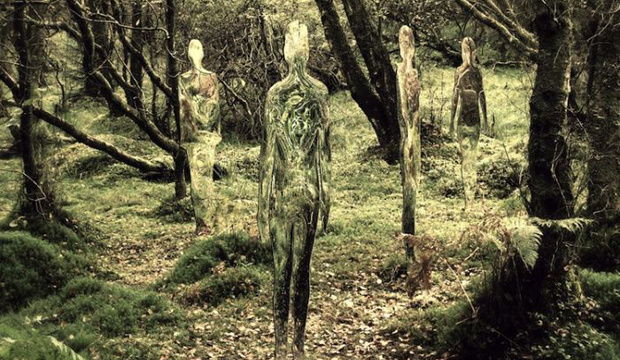 Мастер Роб Малхолланд создал свои статуи из оргстекла. Главный рабочий материал (полиметилметакрилат) способен искажать отражение света, благодаря чему проявляется эффект частичной невидимости.
