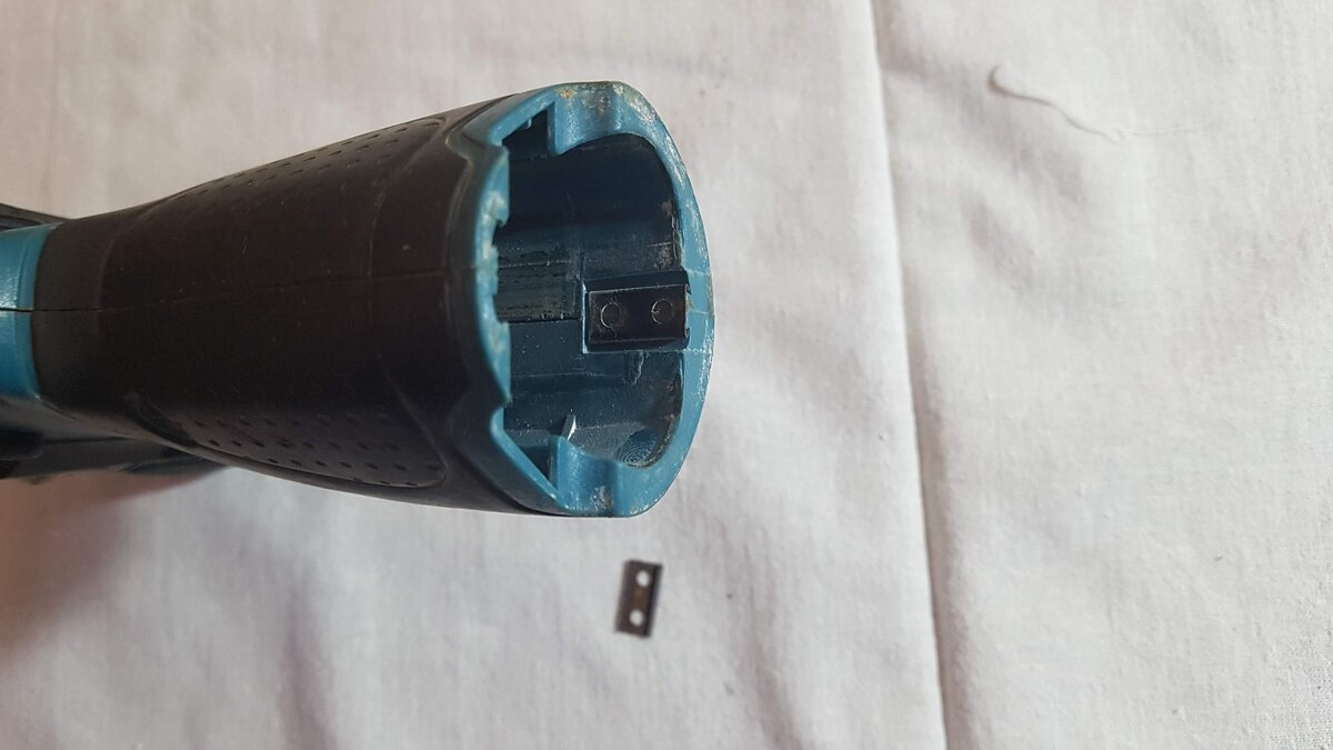 Эти скобы я снимал тонкой плоской отверткой