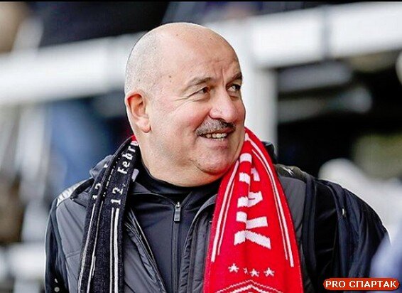 А главный тренер сборной России регулярно посещает матчи на сборе