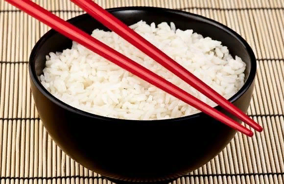 Все мы знаем что в Японии рис дома есть у каждого японца. Огромное количество блюд в Японии сделано на основе риса, однако не все знают как же все такие кушать рис палочками.