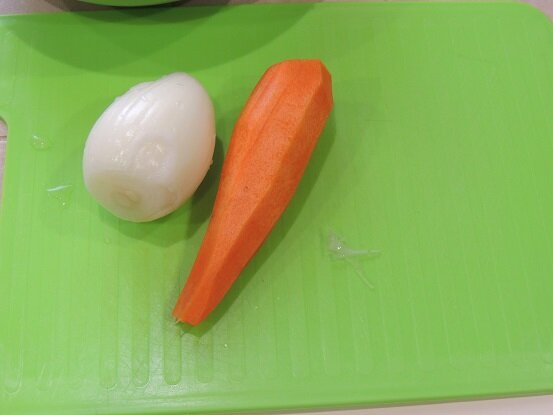 Для этого очистим морковь и луковицу, очищаем. 