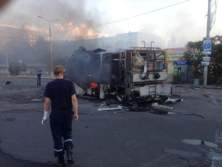 Попадание снаряда в троллейбус №2 на конечной станции ж/д вокзала. Пострадавших нет, водитель быстро отреагировал, окрыв все двери троллейбуса. 