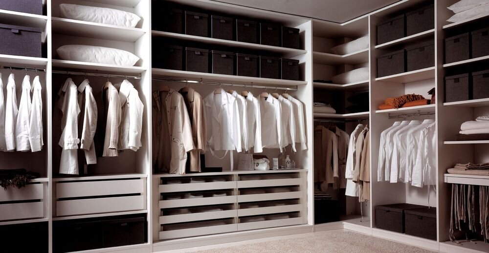 
Гардеробная – не только символ респектабельности и дань моде. Это отличная возможность освободиться от громоздких шкафов, разместить огромное количество вещей и обустроить зону для переодевания. Превращённая в этакий «пентхаус для одежды», гардеробная комната увеличит комфортность любого жилища, позволит сэкономить время и избежать раздражения при поиске вещей.
 