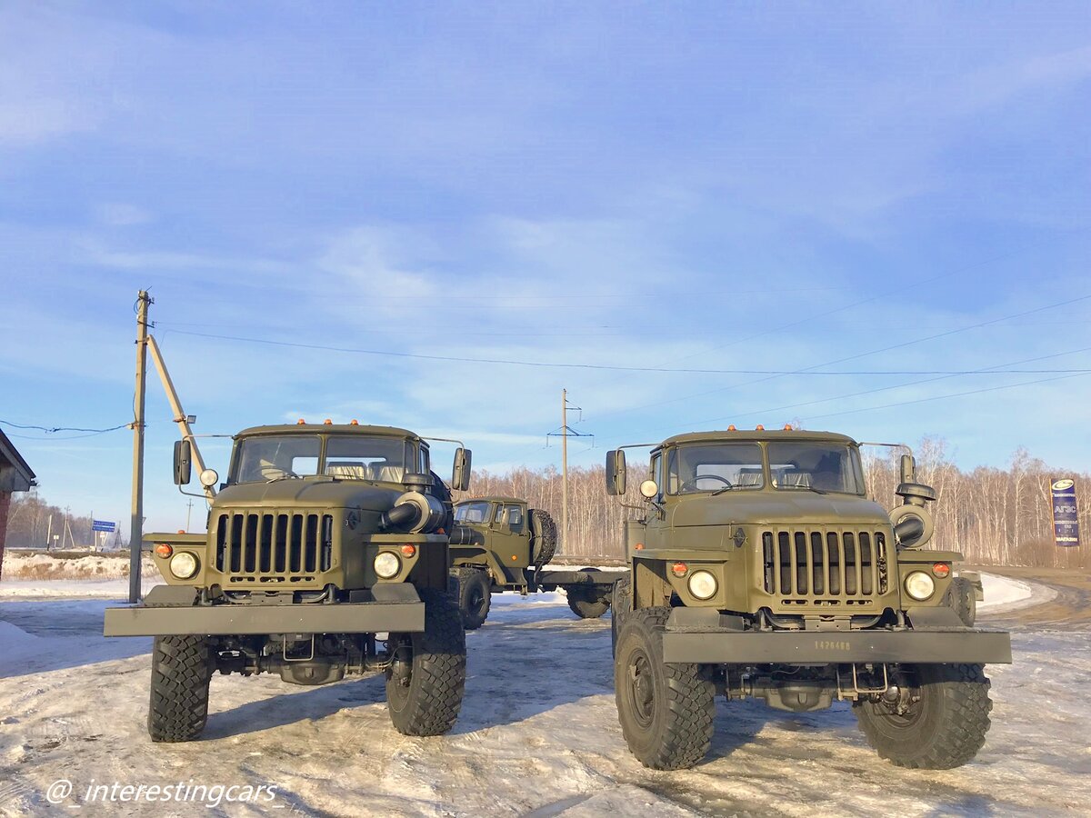 Урал-432007-30. Фильтр на левом крыле, руль виден в правой половинке лобового стекла. Как-будто отзеркалили фотографии ). Но если бы так и было, то почему цифры на бампере не отзеркалились? Или цифры на шкалах приборов тоже не отзеркалились (панель приборов будет чуточку ниже)?