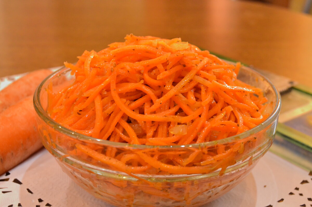   Смелые хозяюшки могут приготовить морковь по-корейски в домашних условиях.
 На самом деле это блюдо не имеет настоящих корейских «корней». На территории Кореи ее вовсе не готовят.