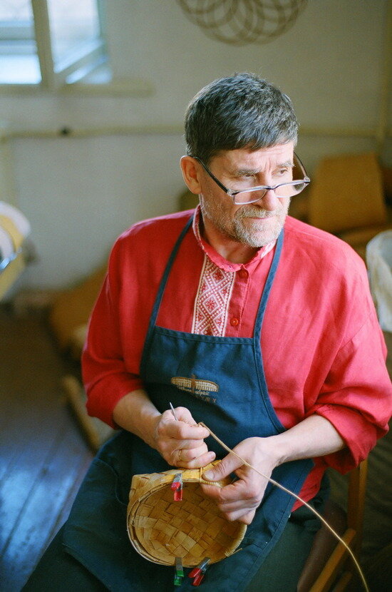 Я был неудачлив на посту заведующего отделом народного творчества этого учреждения, и однажды директор предложила мне создать экспериментальную творческую лабораторию по художественной обработке бересты. И через год открылась моя студия «Новгородская береста», которой я руковожу по сию пору. За эти годы в студии прошли обучение более 400 мастеров, несколько десятков студентов Новгородского областного колледжа искусств имени С. В. Рахманинова и Новгородского государственного университета имени Ярослава Мудрого.