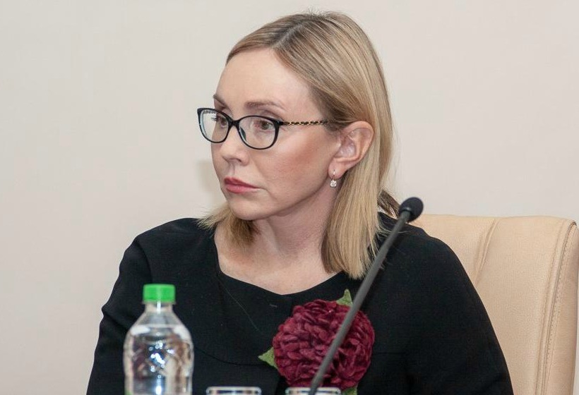 Деловая газета «Взгляд» сообщает, что врио заместителя губернатора Владимирской области Марина Чекунова, которая ранее уже советовала врачам мыть полы в больнице, теперь отличилась новым высказыванием.
На отчете перед депутатами законодательного собрания Владимирской области о ситуации в медицине чиновница заявила, что пурген является лекарством для льготников и стоит в регионах около 12 рублей. Вся соль ситуации в том, что этот препарат уже 20 лет как снят с производства.
