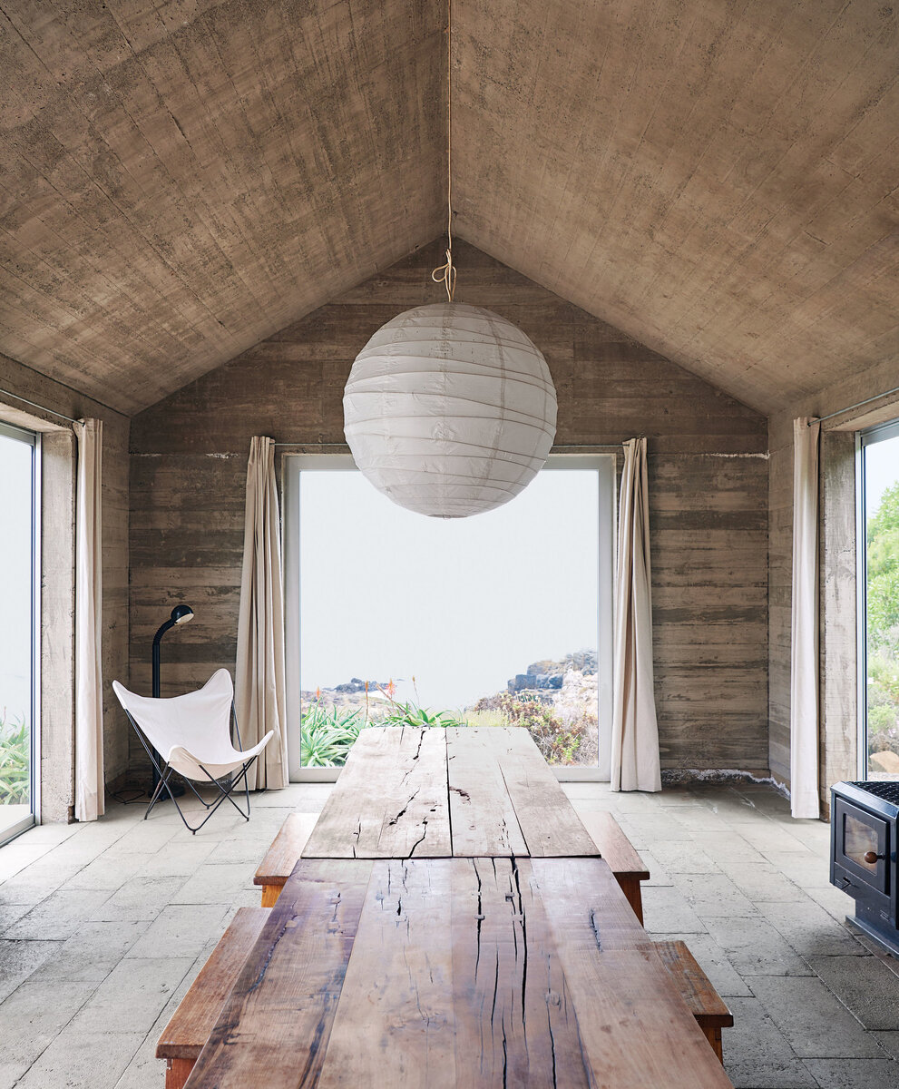 Дом Сесилия Пуга, спроектированный в Баия Азул, Лос-Вилос, состоит из трех бетонных коробок в форме типичного дома, один перевернутый и опирающийся на верх двух других. Фонарь выполнен в стиле Исаму Ногучи, а кресло-бабочка из Нолла.