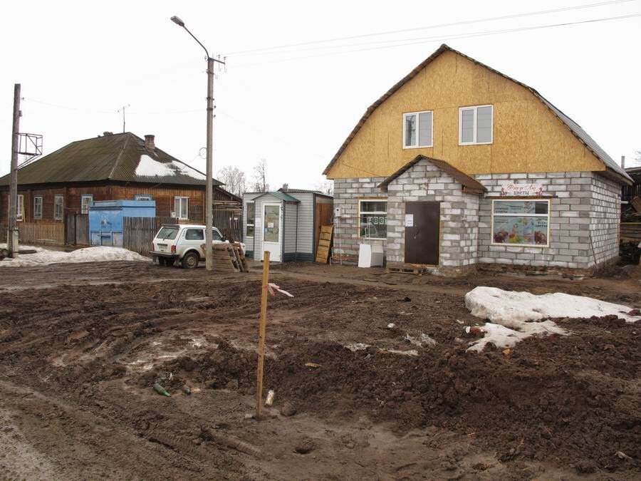 На этом фото все прекрасно. И пустые бутылки на переднем плане, и грязь, и недостроенный, но уже открывшийся магазин, про который знают только ушлые местные жители.