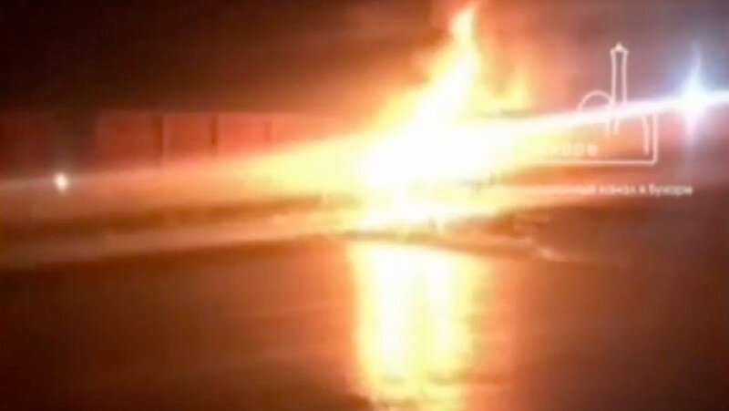  Пожар, возникший при столкновении грузовика с бензовозом. Кадр из видео 