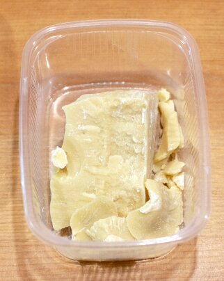  Активные компоненты, содержащиеся в масле какао, увлажняют и смягчают кожу, делают ее более нежной, эластичной и гладкой, поддерживают тургор и восстанавливают ее гидролипидный баланс. В результате применения этого масла разглаживаются мелкие морщинки, исчезают гусиные лапки, кожа становится мягкой, эластичной, сияющей. Используется для предотвращения формирования шрамов после порезов или других травм кожи; способствует исчезновению небольших косметических дефектов (небольшие шрамы, последствия угревой сыпи, фурункулеза и т. д.). Способствуют устранению растяжек кожи на груди, животе и бедрах после беременности и при снижении веса, а использование этого косметического средства во время беременности помогает избежать появления растяжек. Защищает кожу от обветривания в зимнее время. Отлично подходит для кожи любого типа, особенно необходимо для ухода за сухой и увядающей кожей. Идеальное средство для нежной детской кожи. Масло хорошо впитывается, не оставляя на коже жирной пленки.  (описание с сайта https://msoap.ru/)
 