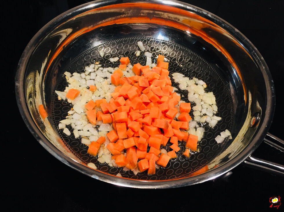 Обжарить нарезанную морковь с луком