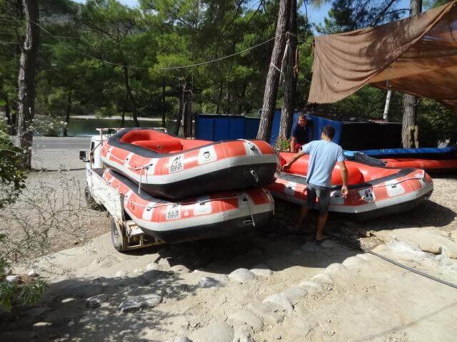 Итак, в окрестностях Кемера (Kemer), да и Анталии нет рек, где можно организовать сплав или его отдаленное подобие, в связи, с чем рафтинг проводится довольно далековато. В среднем, со всеми остановками дорога к месту сплава занимает около 2 часов, что в комфортабельном микроавтобусе практически не замечаешь.