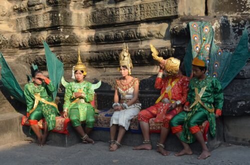 Камбоджийцы в кхмерских нарядах