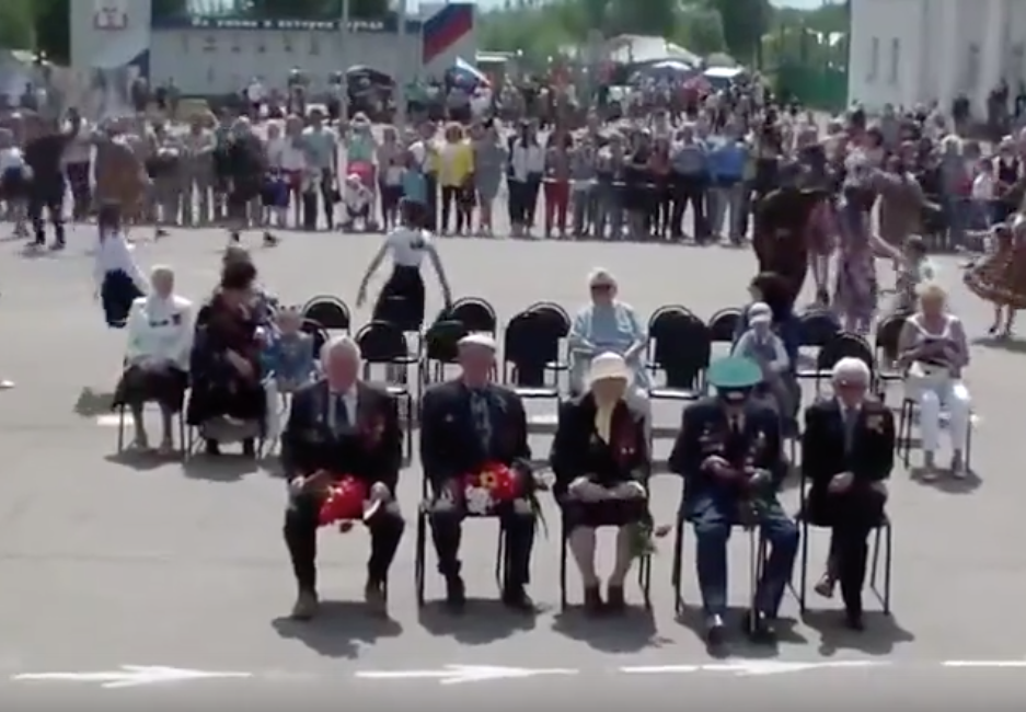 Ветераны сидят спиной к концерту в городе Донской Тульской области.