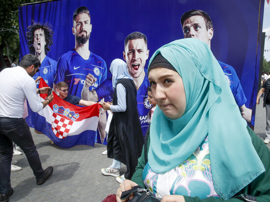 Жительница Баку на фоне постера с игроками "Челси" в фан-зоне
фото: AP