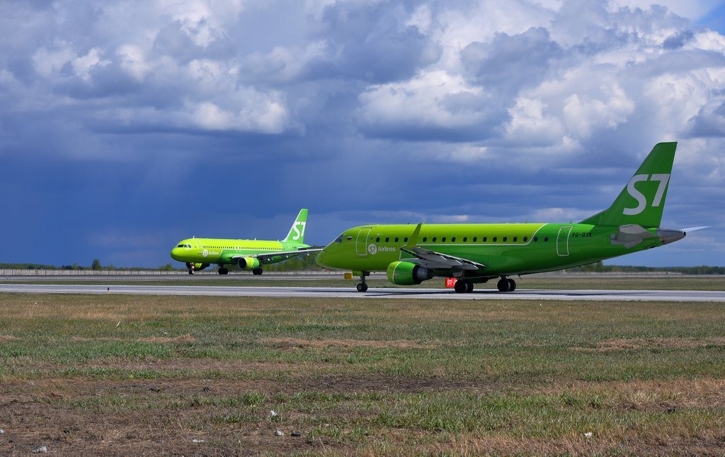 Зеленый самолет. Embraer 170 в Толмачево. Аэропорт Горно Алтайск Эмбраер 170. Новосибирск аэропорт Толмачево Аэробус а 320 Нео. Перрон аэропорт Толмачево s7 Airlines.