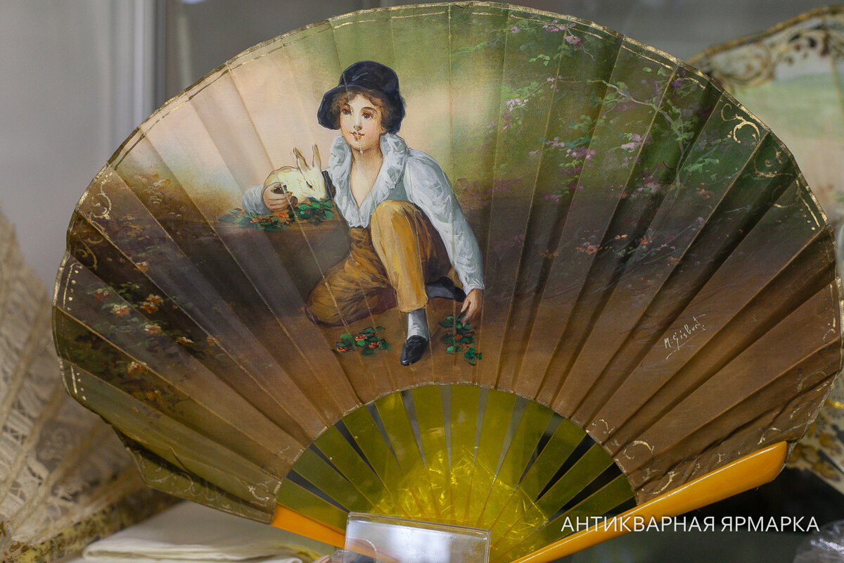 Шёлковый веер вида с сюжетом картины «Мальчик с кроликом»