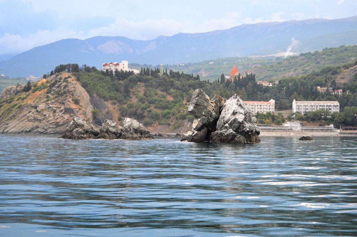 Утес сегодня. Мыс Плака в поселке Утес. Мыс Плака в Крыму. Алушта Утес мыс Плака. Поселок Утес Алушта скала.