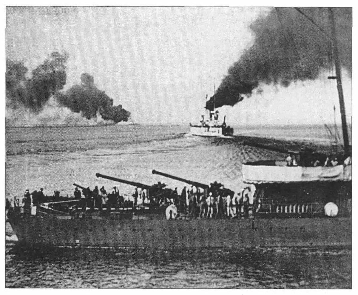 Линкор «Воля» уходит из Новороссийска 17 июня 1918 года. На переднем плане - оставшийся для затопления эсминец «Керчь»