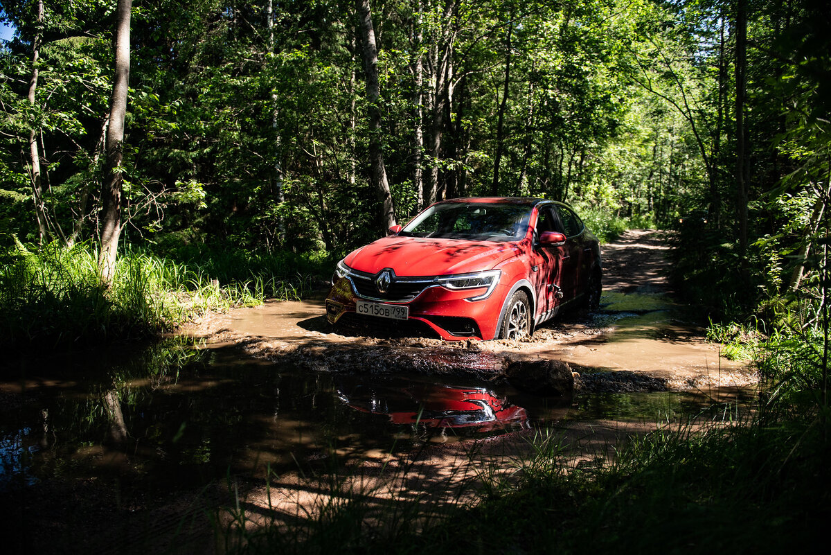 Нам на тест достался полноприводный  Рено Аркана с 1,3-литровым 150-сильным двигателем и сразу поехал в грязь.