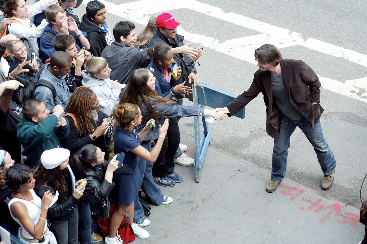 Киану ривз и благотворительный фонд. Киану ривз благотворительность. Киану ривз папарацци 2022. Keanu reeves photoshoot. Киану ривз 2021.