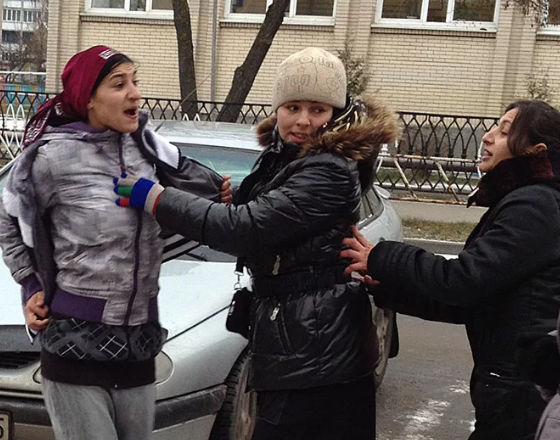 Цыгане дерутся. Цыгане дерутся. Цыгане дерутся. Цыгане драка драка цыганская. Цыгане дерутся.