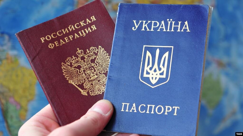 Источник фото: https://ru.krymr.com/a/ukraina-nakazanie-za-rossiyskiy-pasport-dvoynoe-grajdanstvo/29533449.html