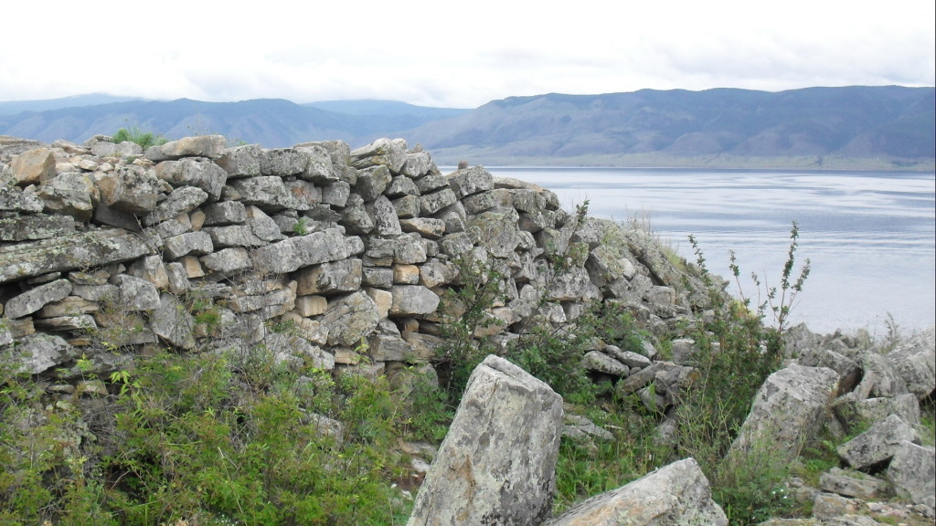 Та самая стена. Источник фото: po-baikalu.ru