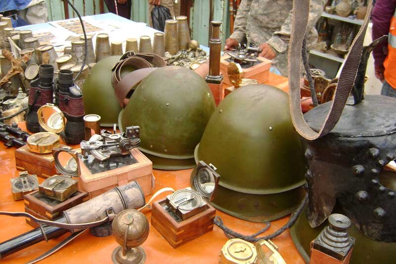 Ассортимент продаваемой продукции в афганской сувенирной лавке.На заднем плане виднеются ручонки звездно-полосатого покупателя.