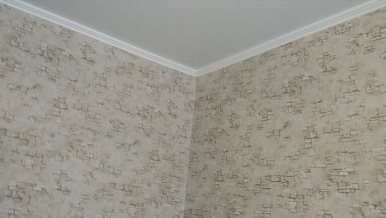 Рисунок обоев сразу выдает завал стен 