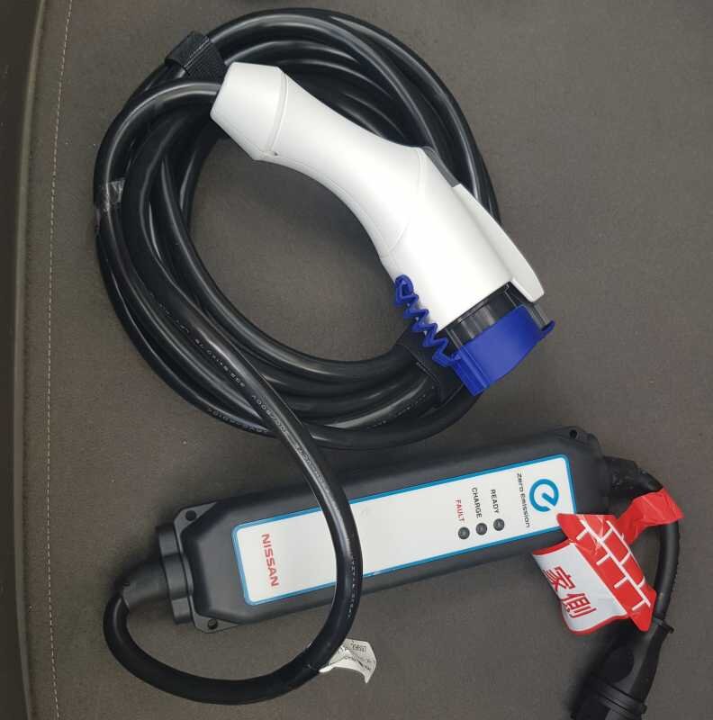 Штатное зарядное устройство - фото