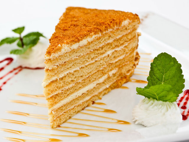 Медовик классический со сметаной и заварным кремом - рецепт торта пошагово с фото