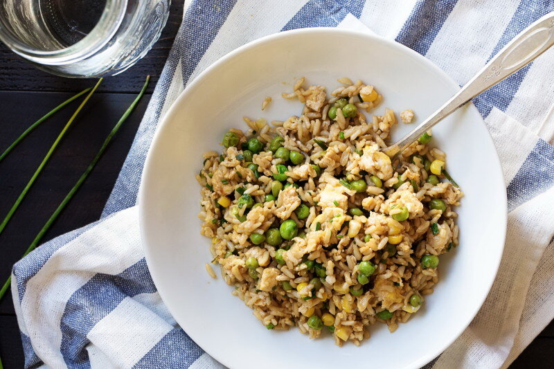 Ужин за 10 минут для самых занятых вегетарианцев — уже готовый рис, замороженные бобовые и яйца. Быстро, сытно, вкусно.pinchofyum.com    10 МИНУТне указаноне указана