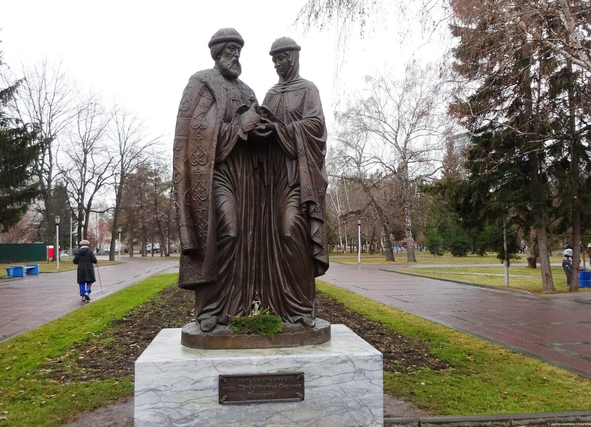 памятник петру и февронии в москве