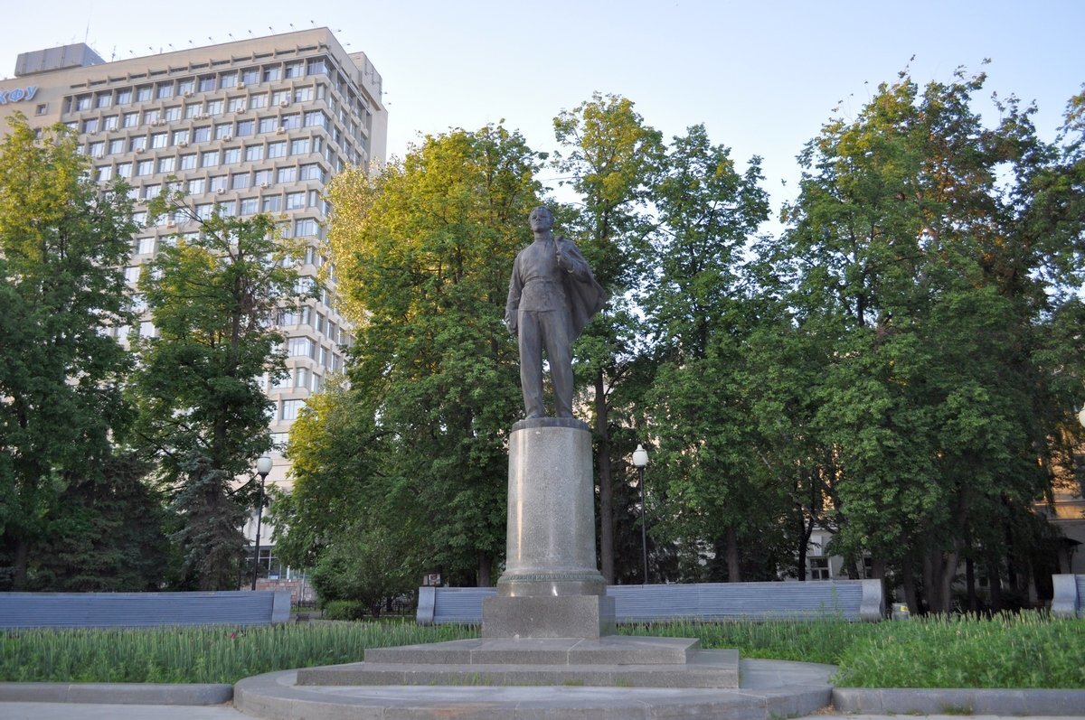 Памятник Ленину и сковородка