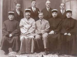 Самоназвание — карайлар. Малочисленный народ на Украине и в Литве. Небольшие группы живут также в Польше. Язык — караимский кипчакской подгруппы тюркской группы алтайской семьи. Верующие — караимского вероисповедания (их единственной священной книгой является Ветхий завет)